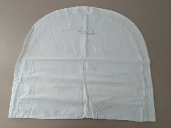 Linge de lit ancien taie d'oreiller en demi lune pour berceau brodé escargot