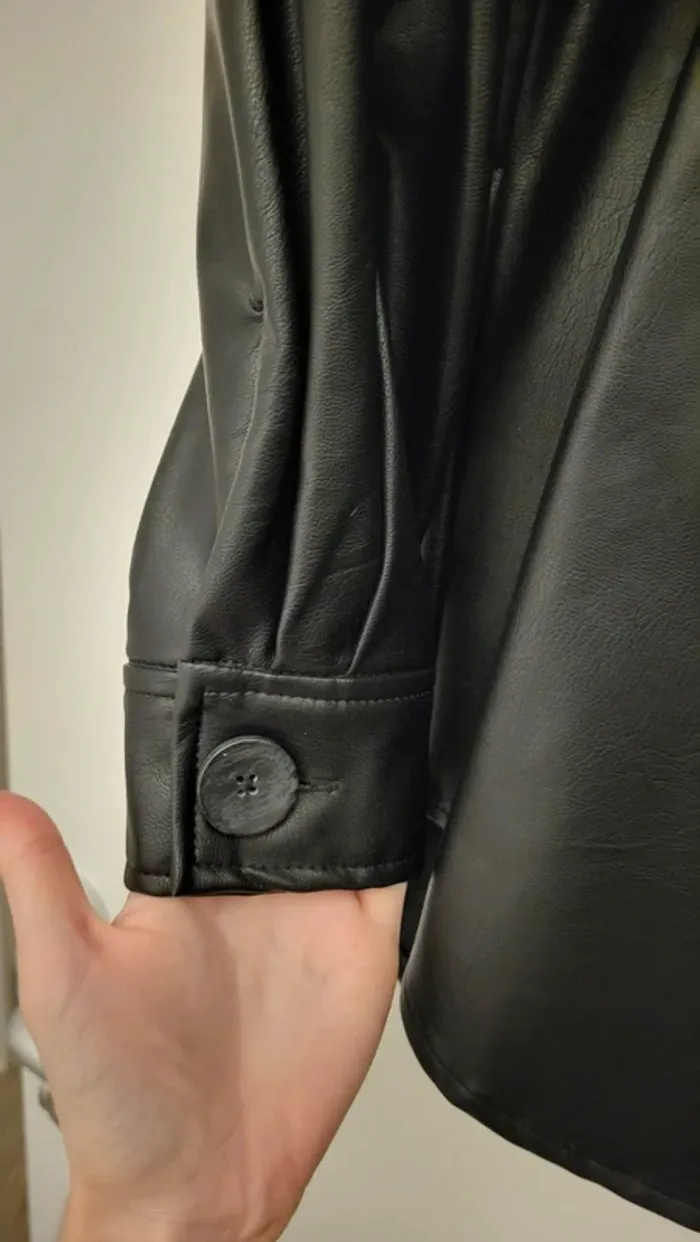 chemise simili cuir noir stradivarius - photo numéro 4