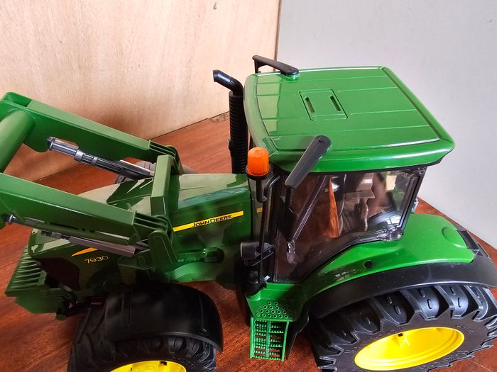 John Deere 7930 + chargeur Bruder - photo numéro 5