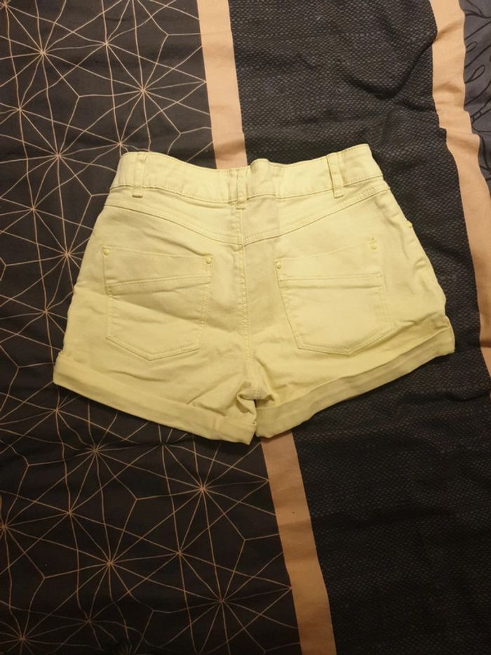 Short jaune - photo numéro 4