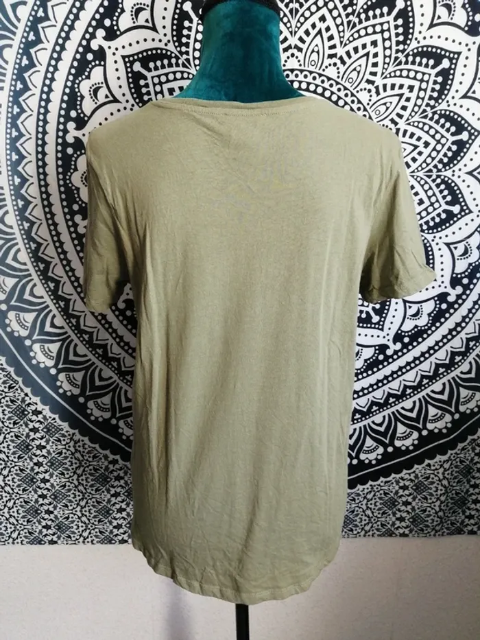 Tee-shirt vert olive imprimé fleur rose avec citation / amisu / (M) - photo numéro 4
