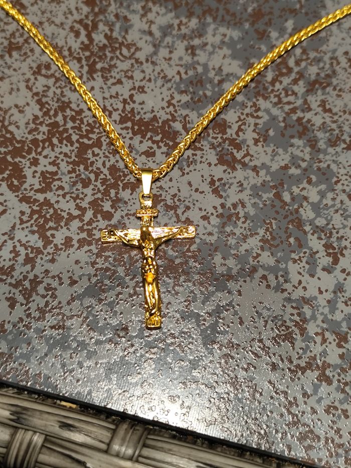 Chaîne et pendentif croix avec Christ - photo numéro 4