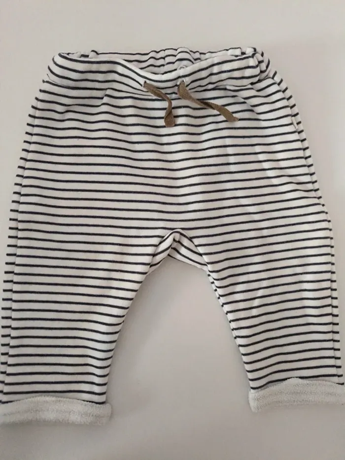 Pantalon type sarouel. TAO. 9 MOIS