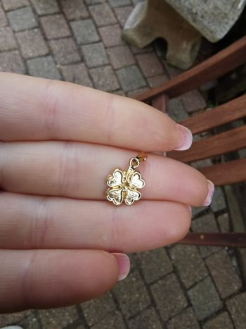 Pendentif trèfle en métal doré