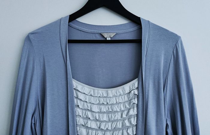 T shirt gris a volants blancs. Jacqueline Riu. Taille 40 / 42 - photo numéro 2