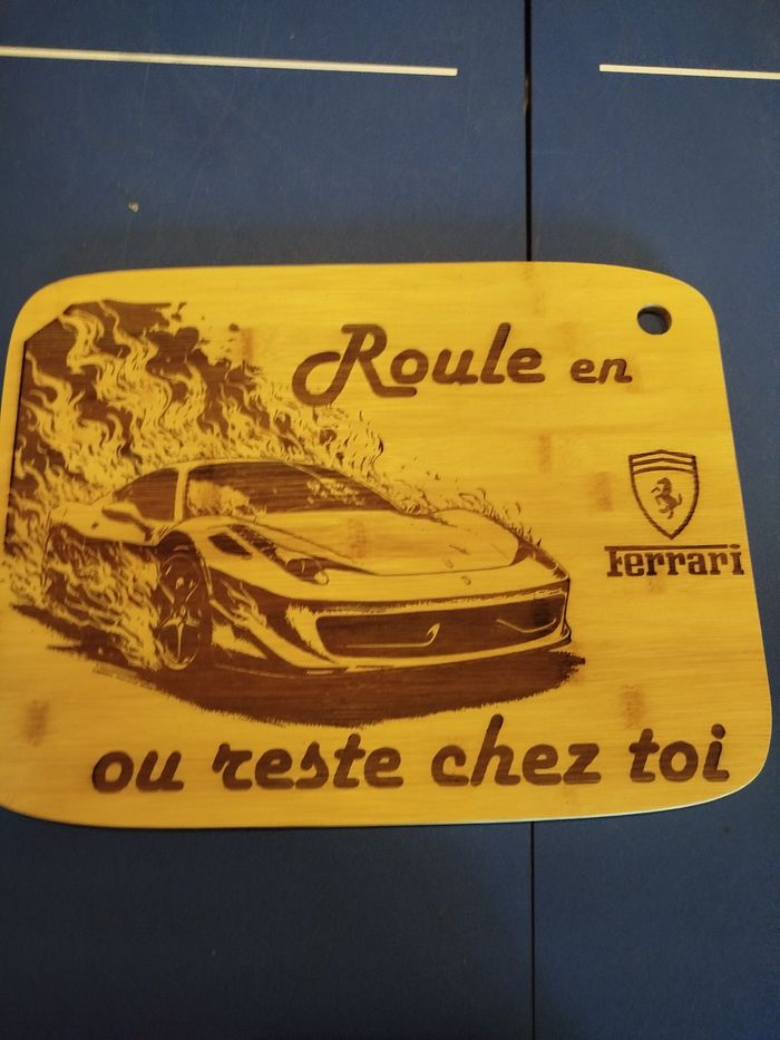 Planche à découper en bambou motif Ferrari neuf - photo numéro 1