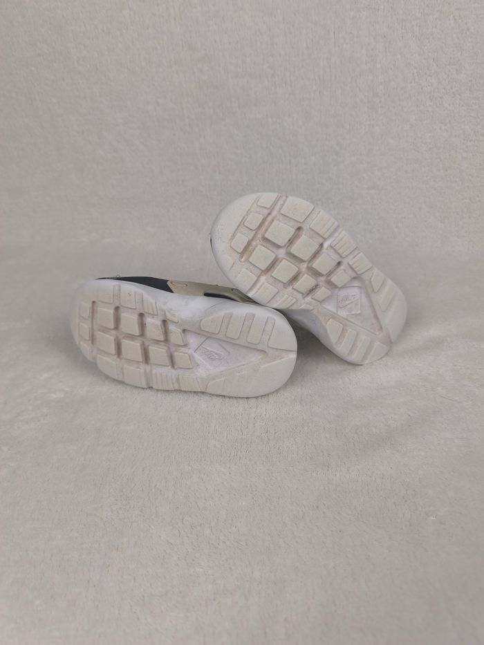 Baskets Nike Huarache Garçon pointure 25 - photo numéro 8