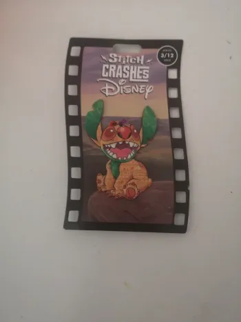 Pin's stitch crashes le roi lion
