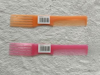 2 peignes (rose et orange)