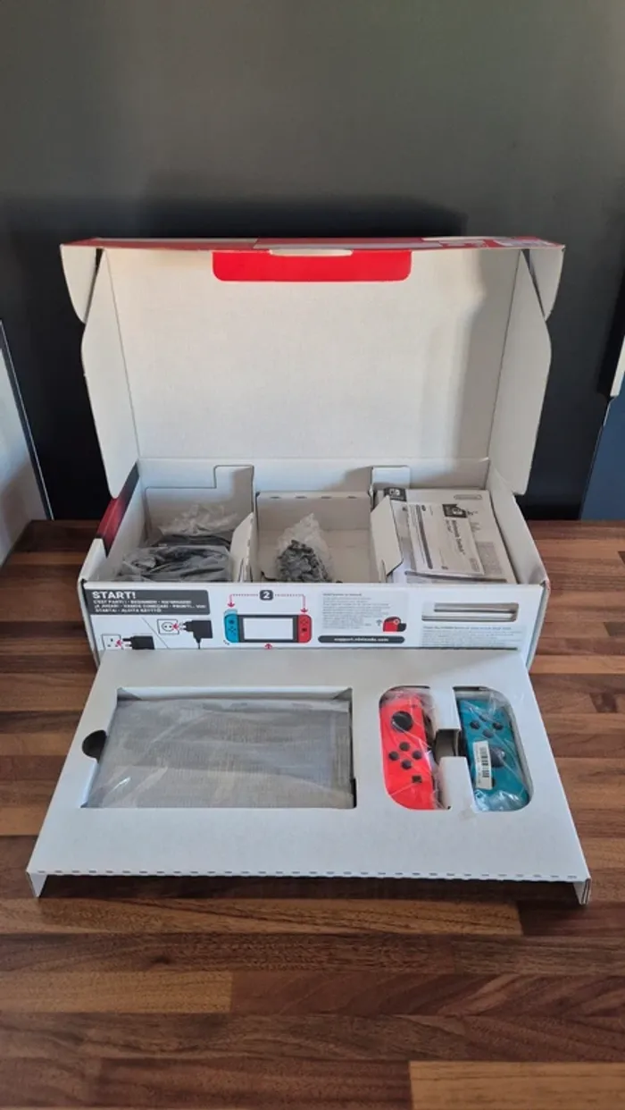 Console Nintendo switch en boîte - photo numéro 5