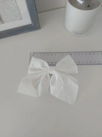 Nœud barrette tissu satiné blanc