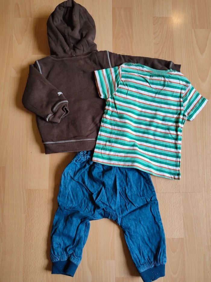 Lot ensemble Jeans souple + t-shirt manches courtes + sweat zippé à capuche en 6M - photo numéro 2