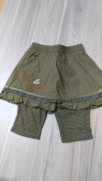 Jupe avec un legging assorti vert kaki et gris très très foncé Jean Bourget 18 mois