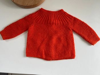 Pull orange corail naissance