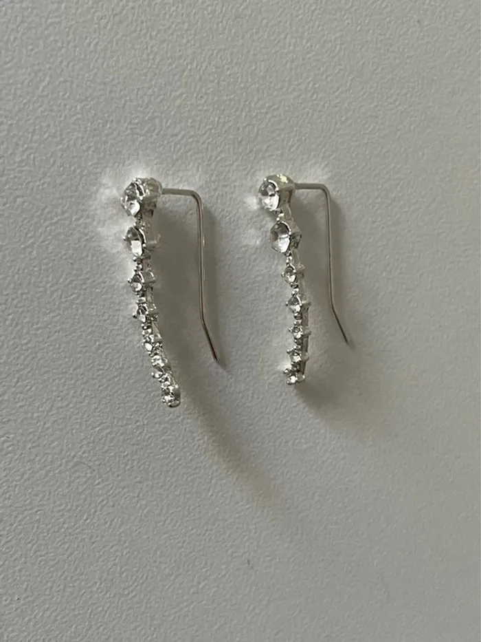 Boucle d’oreille fantaisie grimpante du groupe MaxMara sans logo sans étiquette