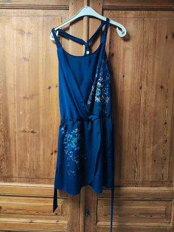 Jolie robe bleu marine avec fleurs