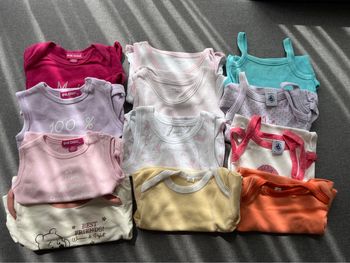 Lots 11 bodies + 1 Bodie short bleu