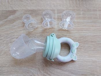 Grignoteuse bébé verte avec 4 tétines