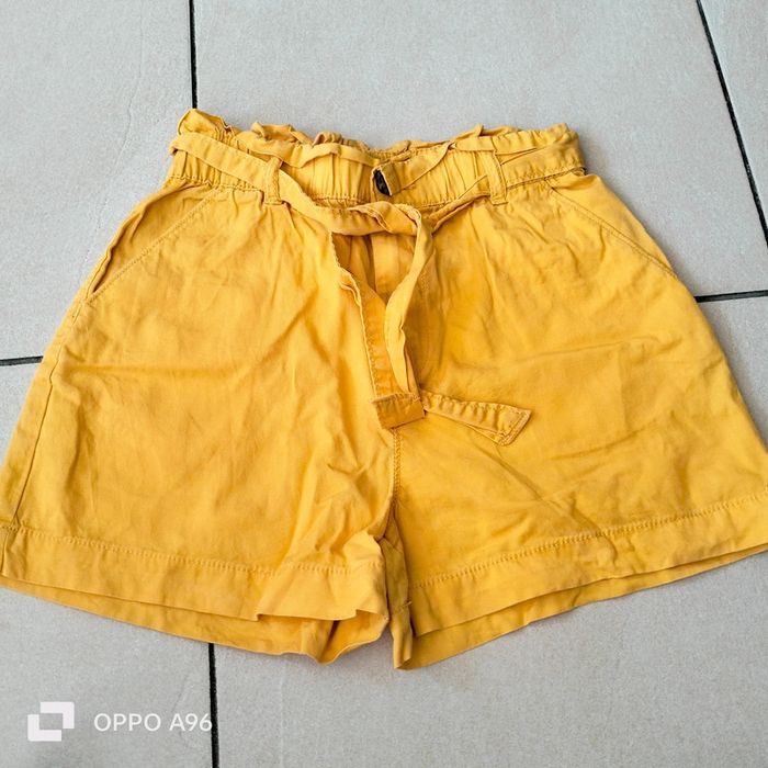 Short jaune