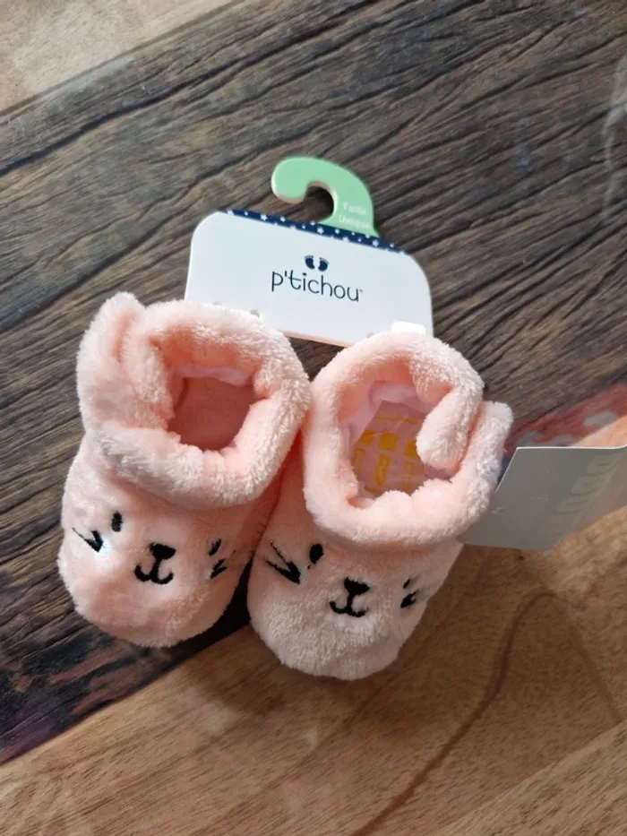 Chaussons neufs roses - photo numéro 2