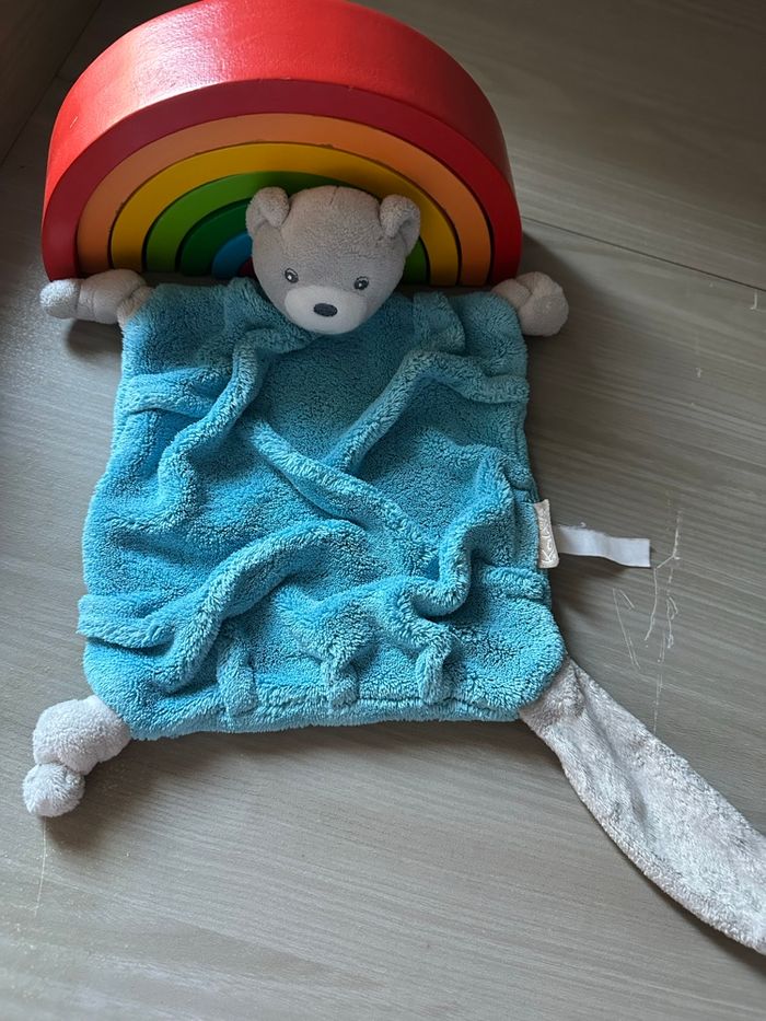 Doudou plat ours plume bleu Indigo Kaloo