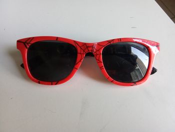 Lunettes de soleil garçon spiderman noire, rouge