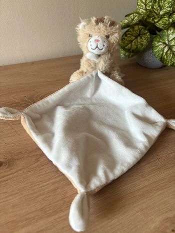 Doudou peluche tigre beige marron mouchoir tex