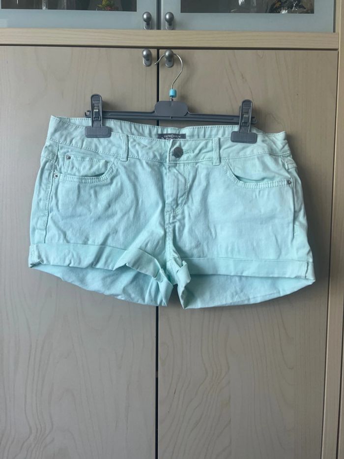 Petit short cache cache vert pale taille 38