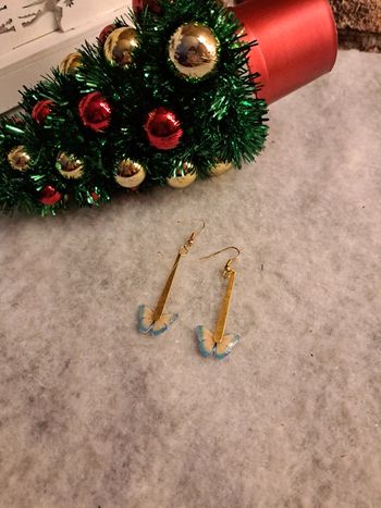 Boucles d'oreilles pendante papillon crème et bleu