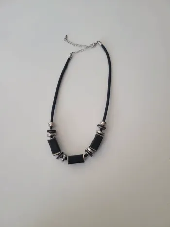 Collier noir avec perles cuir