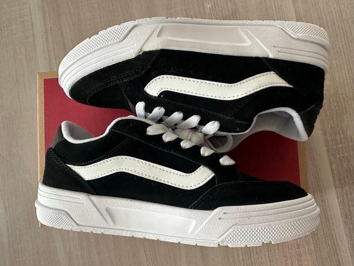 Vans Hylane cui suédé blanche et noire taille 36 - photo numéro 2
