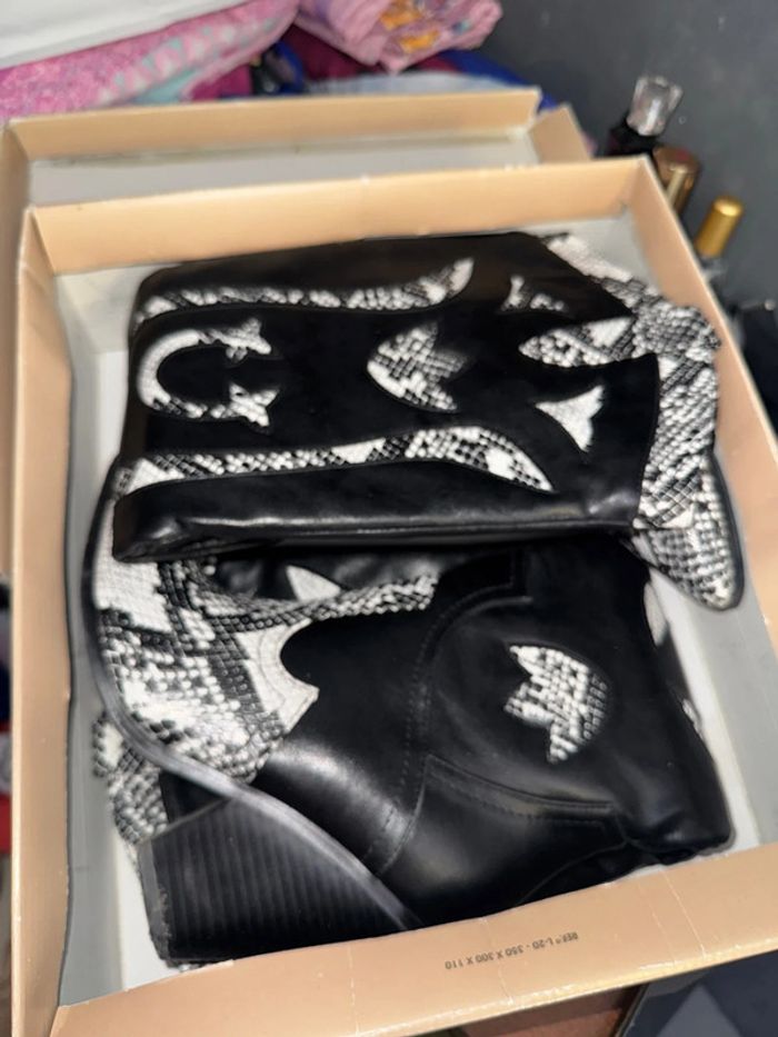Superbe, bottes, style santiags, pointure 39 noir et blanche - photo numéro 9