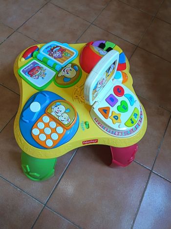 La table d'activité de fisherprice et un vélo en bois  pintoy 
