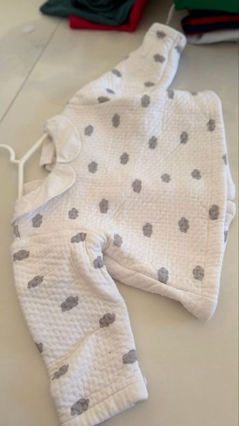 Blouse bébé blanche à motifs nuages gris – col claudine – style chi