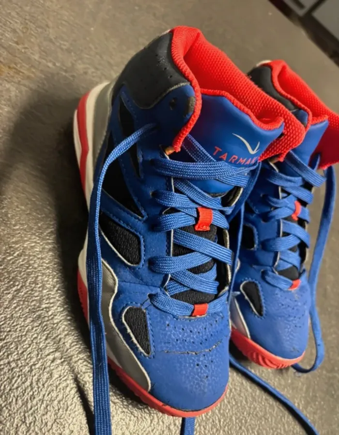 Baskets Tarmak T.35 bleu et rouge – très bon état - photo numéro 2
