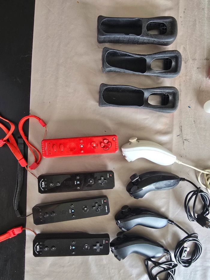 Console wii, 4 manettes, accessoires - photo numéro 2