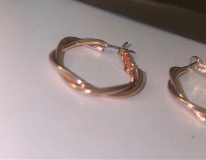 Boucles d’oreilles créoles torsadées – doré rosé ✨ - photo numéro 3