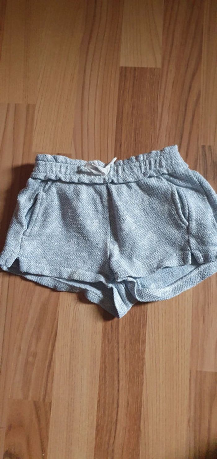 short zara epais 4 à 5 ans avec effet brillant