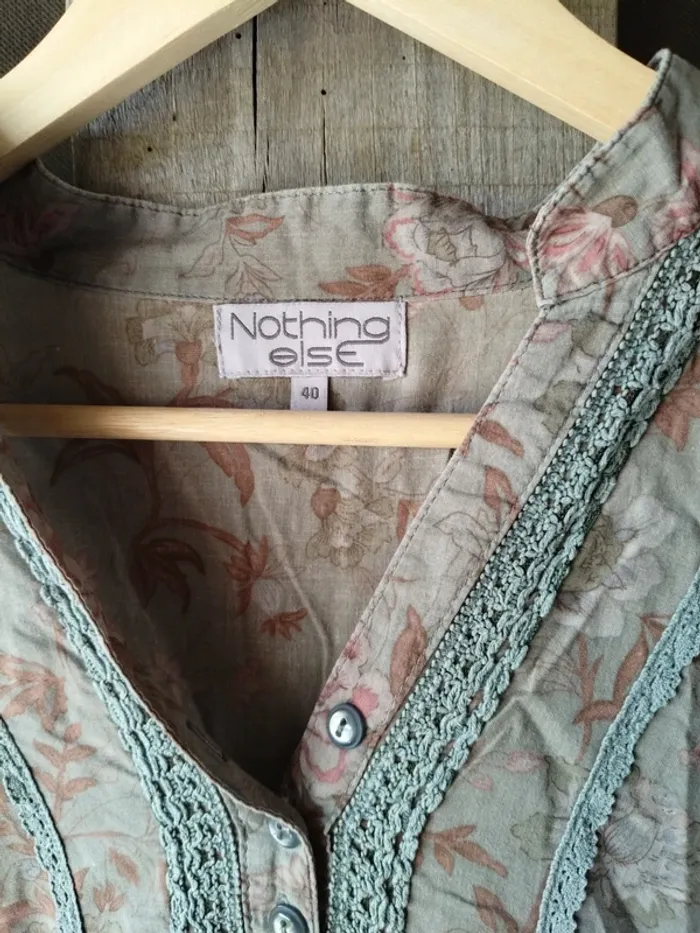 Blouse fleurie détails dentelle avec possibilité de ceintrer la taille - photo numéro 3