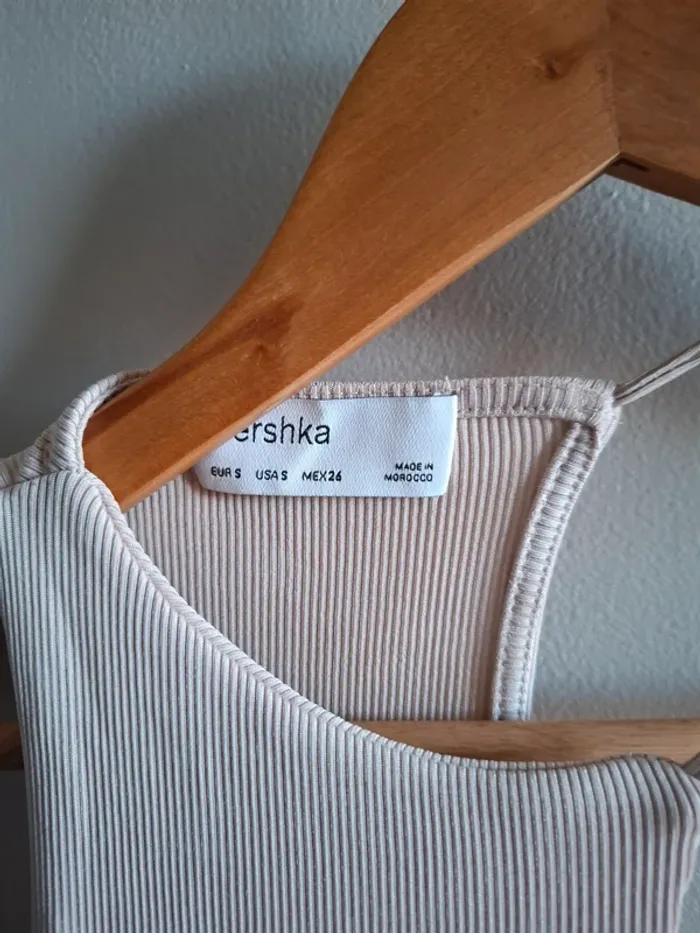 Top court asymétrique épaule dénudée Bershka - photo numéro 3