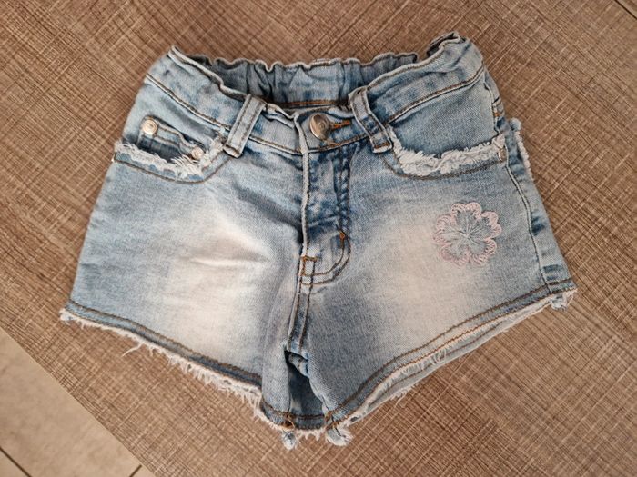 Short en jean 4 ans en très bon état