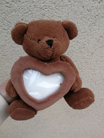 peluche ours marron avec cadre photo cœur