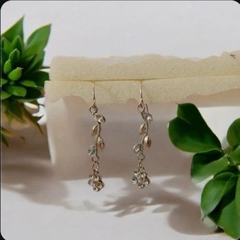 Boucles d'oreilles pendentif fleurs et feuilles en 2 couleurs