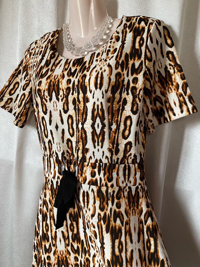 Très jolie robe panthère 38 Urban by Venco - photo numéro 3