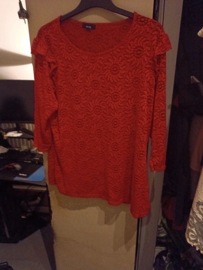 T-shirt rouge en dentelle - photo numéro 5