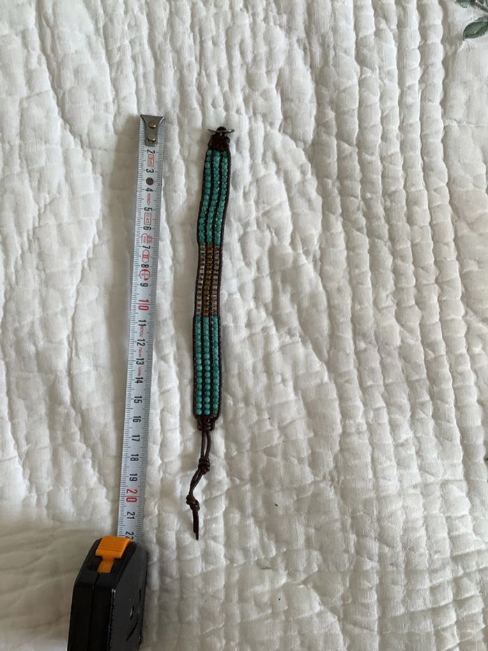 Bracelet cuir, métal et perles dorées et imitation turquoise