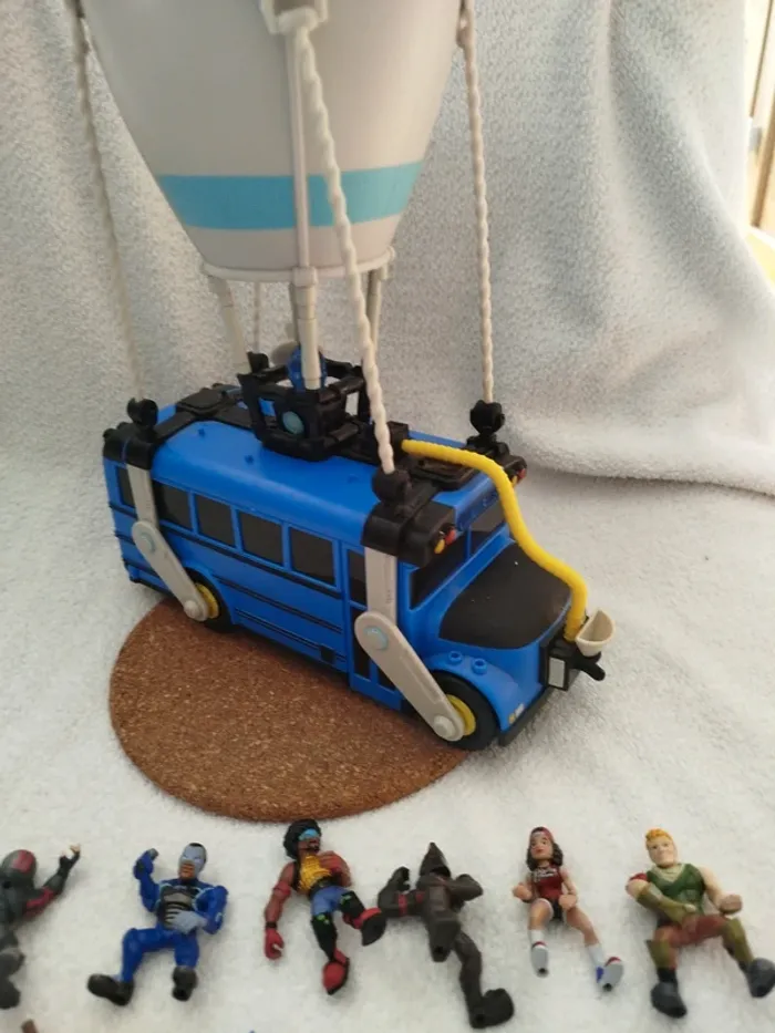 Bus Fortnite et personnages - photo numéro 4