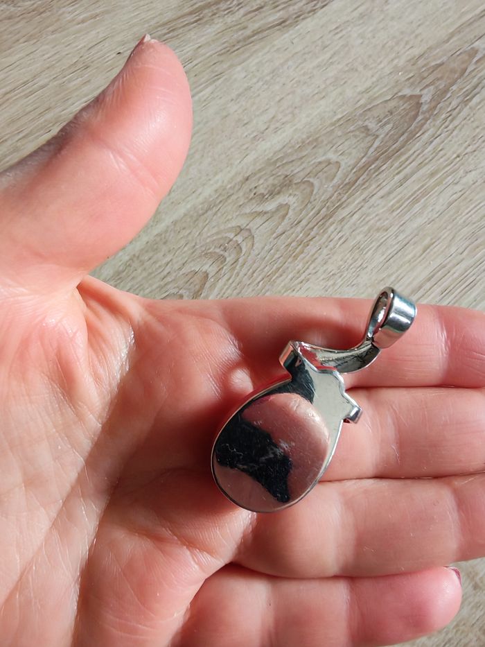 Pendentif élégant en métal argenté et goutte rouge en verre - photo numéro 3