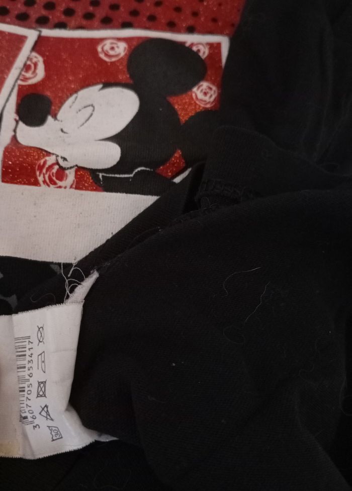 Tee-shirt manches courtes. 5 ans. Coton noir ,rouge ,blanc et gris . Paillettes rouges. Disney Mickey et Minnie. Parfait état - photo numéro 10