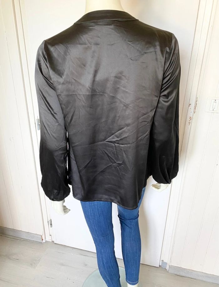 Blouse satinée – Noir  – Col en V – Taille 38/M – Excellent état - photo numéro 4